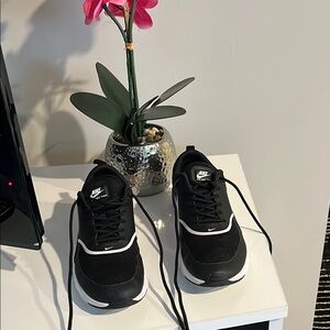 Nike Women Black and White Air MaxModern Sneakers. Size 8.5